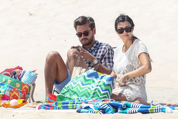 Kourtney Kardashian, enceinte, et son compagnon Scott Disick pique-niquent sur une plage des Hamptons. Le 18 juin 2014.