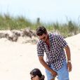  Kourtney Kardashian, enceinte, et son compagnon Scott Disick pique-niquent sur une plage des Hamptons. Le 18 juin 2014. 