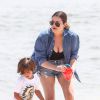 Khloé Kardashian et son neveu Mason s'amusent sur une plage des Hamptons. Le 18 juin 2014.