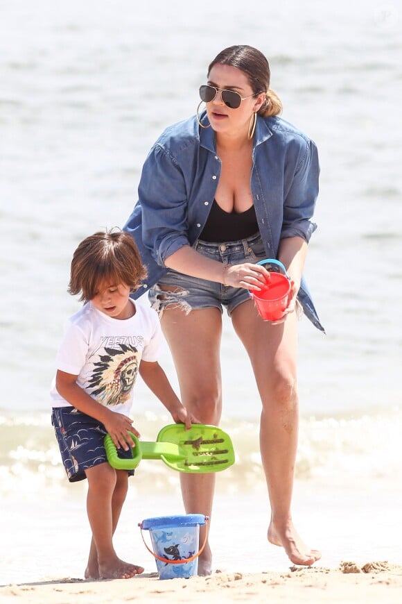 Khloé Kardashian et son neveu Mason s'amusent sur une plage des Hamptons. Le 18 juin 2014.