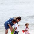  Khlo&eacute; Kardashian et son neveu Mason s'amusent sur une plage des Hamptons. Le 18 juin 2014. 