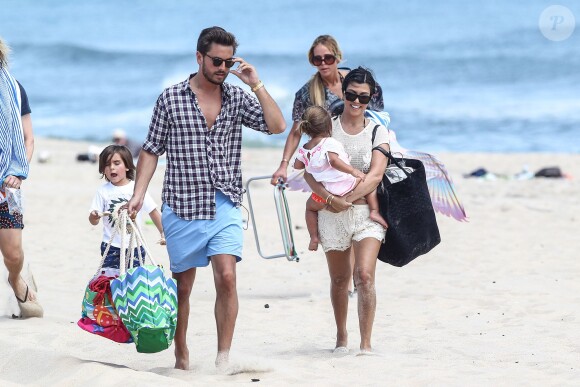 Kourtney Kardashian, Scott Disick et leurs enfants Mason et Penelope quittent une plage des Hamptons après y avoir pique-niqué. Le 18 juin 2014.