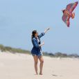  Khloé Kardashian fait du cerf-volant sur une plage des Hamptons. Le 18 juin 2014. 