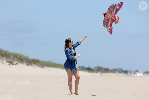Khloé Kardashian fait du cerf-volant sur une plage des Hamptons. Le 18 juin 2014.