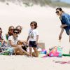 Khloé, Kourtney Kardashian, Scott Disick et leurs deux enfants Mason et Penelope, profitent d'un bel après-midi sur une plage des Hamptons. Le 18 juin 2014.