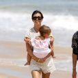  Kourtney Kardashian et sa fille Penelope sur une plage des Hamptons. Le 18 juin 2014. 