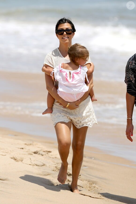 Kourtney Kardashian et sa fille Penelope sur une plage des Hamptons. Le 18 juin 2014.