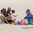  Khlo&eacute;, Kourtney Kardashian, Scott Disick et leurs deux enfants Mason et Penelope, profitent d'un bel apr&egrave;s-midi sur une plage des Hamptons. Le 18 juin 2014. 
