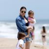 Khloé Kardashian s'amuse sur une plage des Hamptons avec ses neveux Penelope et Mason, fille et fils de Kourtney Kardashian et Scott Disick. Le 18 juin 2014.