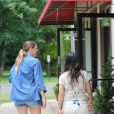  Khlo&eacute; et Kourtney Kardashian font des courses chez Luigi's, &agrave; East Hampton. Le 18 juin 2014. 