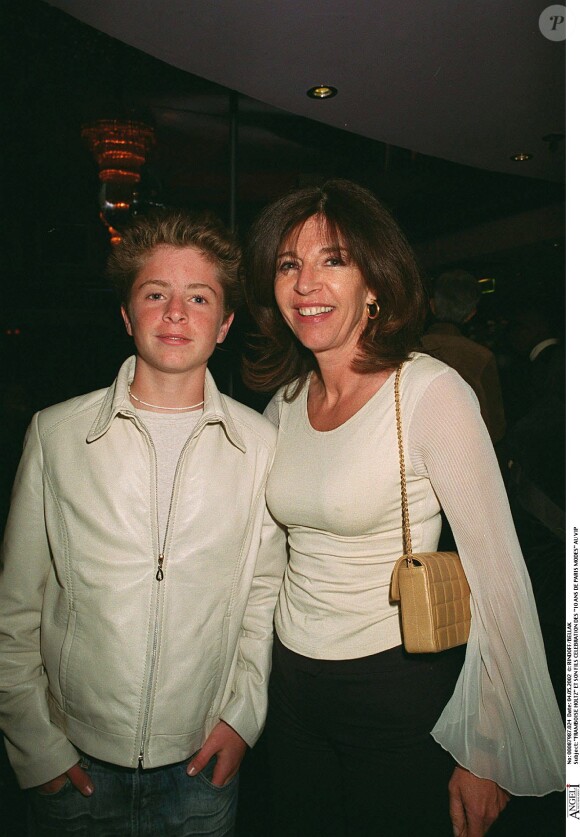 Frmaboise Holtz avec son fils Antoine à Paris le 4 mai 2002. 