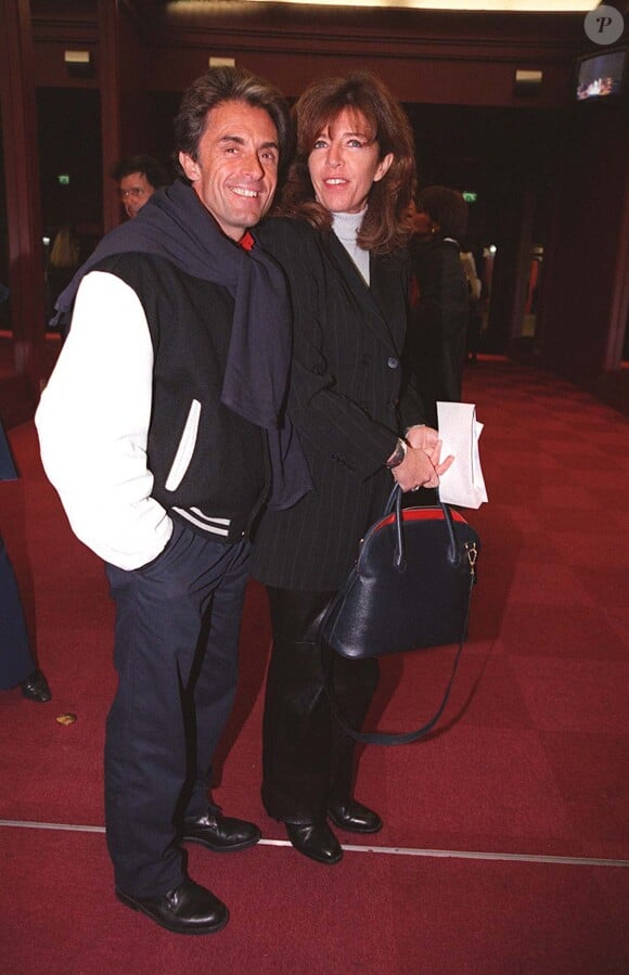 Gérard Holtz avec sa femme Framboise à Paris le 14 octobre 1998.