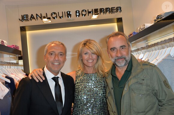 Lynda Lacoste (au centre), son compagnon Bruno Bensoussan (à gauche), et l'acteur Antoine Duléry (à droite) à l'inauguration de la nouvelle boutique Jean-Louis Scherrer au 111, rue du faubourg Saint-Honoré à Paris, le 19 juin 2014.