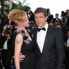 Antonio Banderas et Melanie Griffith lors du Festival de Cannes 2011 : on voit bien son tatouage coeur "Antonio" sur le bras