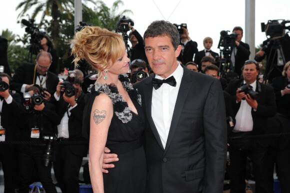 Antonio Banderas et Melanie Griffith lors du Festival de Cannes 2011 : on voit bien son tatouage coeur "Antonio" sur le bras