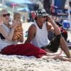 Gwen Stefani, son mari Gavin Rossdale et leur fils Apollo passent leur samedi à la plage. Santa Monica, le 21 juin 2014.