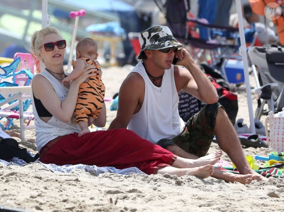 Gwen Stefani, son mari Gavin Rossdale et leur fils Apollo passent leur samedi à la plage. Santa Monica, le 21 juin 2014.