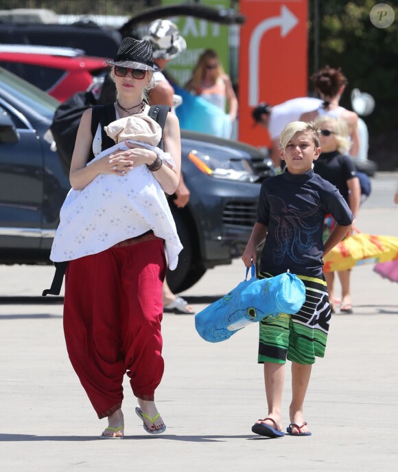 Gwen Stefani et ses fils Kingston et Apollo Rossdale arrivent sur une plage de Santa Monica. Le 21 juin 2014.
