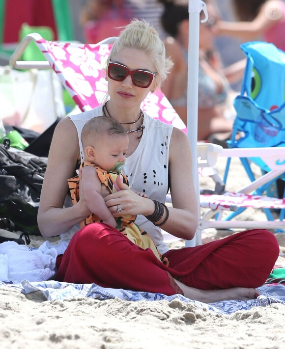 Gwen Stefani et son fils Apollo passent leur après-midi en famille, sur une plage de Santa Monica. Le 21 juin 2014.
