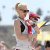 Gwen Stefani et son fils Apollo à la plage. Santa Monica, le 21 juin 2014.