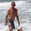 Gavin Rossdale et son fils Kingston se baignent lors d'un après-midi plage à Santa Monica. Le 21 juin 2014.