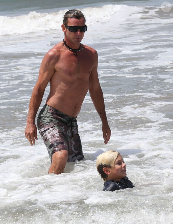 Gavin Rossdale et son fils Kingston se baignent lors d'un après-midi plage à Santa Monica. Le 21 juin 2014.