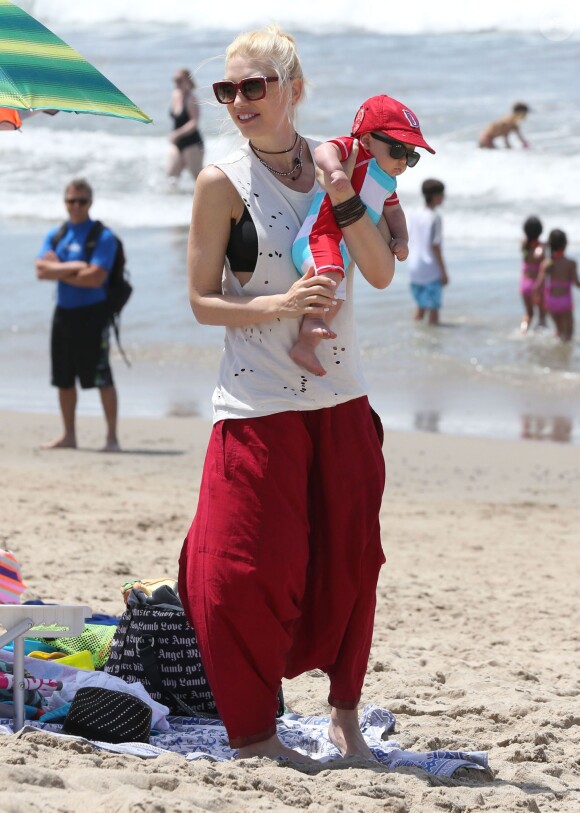 Gwen Stefani et son fils Apollo passent leur après-midi en famille, sur une plage de Santa Monica. Le 21 juin 2014.
