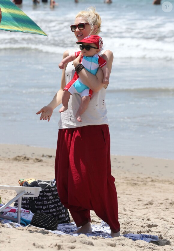 Gwen Stefani et son fils Apollo passent leur après-midi en famille, sur une plage de Santa Monica. Le 21 juin 2014.