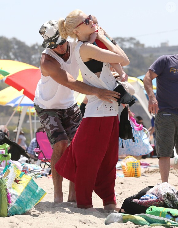 Gwen Stefani, son mari Gavin Rossdale et leur fils Apollo passent leur samedi à la plage. Santa Monica, le 21 juin 2014.