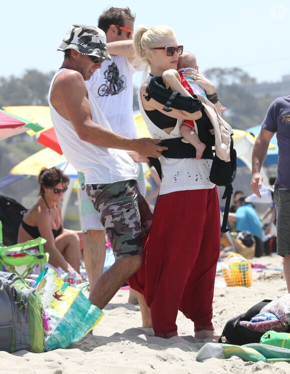 Gwen Stefani, son mari Gavin Rossdale et leur fils Apollo passent leur samedi à la plage. Santa Monica, le 21 juin 2014.