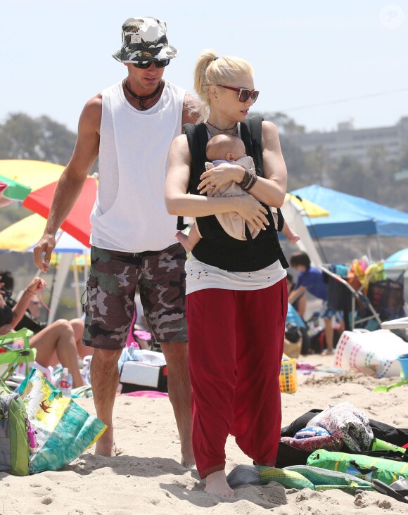 Gwen Stefani, son mari Gavin Rossdale et leur fils Apollo passent leur samedi à la plage. Santa Monica, le 21 juin 2014.