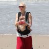 Gwen Stefani et son fils Apollo passent leur après-midi en famille, sur une plage de Santa Monica. Le 21 juin 2014.