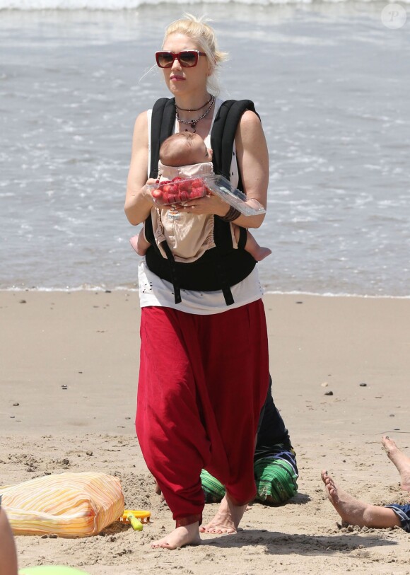 Gwen Stefani et son fils Apollo passent leur après-midi en famille, sur une plage de Santa Monica. Le 21 juin 2014.