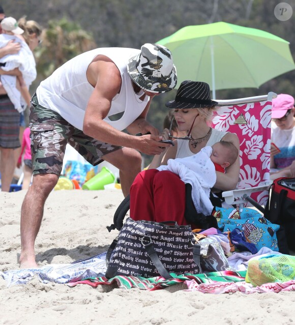 Gwen Stefani, son mari Gavin Rossdale et leur fils Apollo passent leur samedi à la plage. Santa Monica, le 21 juin 2014.