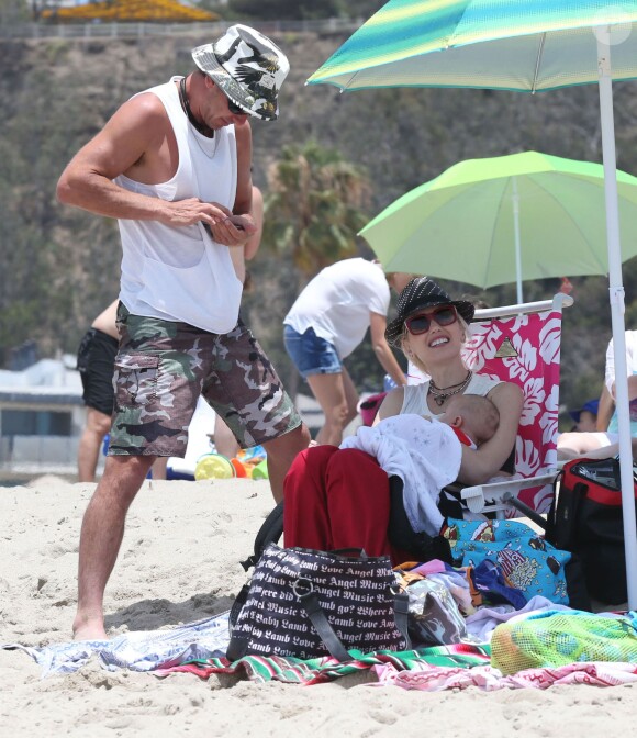 Gwen Stefani, son mari Gavin Rossdale et leur fils Apollo passent leur samedi à la plage. Santa Monica, le 21 juin 2014.