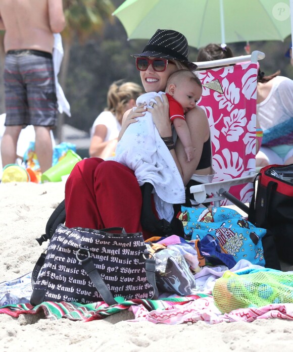 Gwen Stefani et son fils Apollo passent leur après-midi en famille, sur une plage de Santa Monica. Le 21 juin 2014.