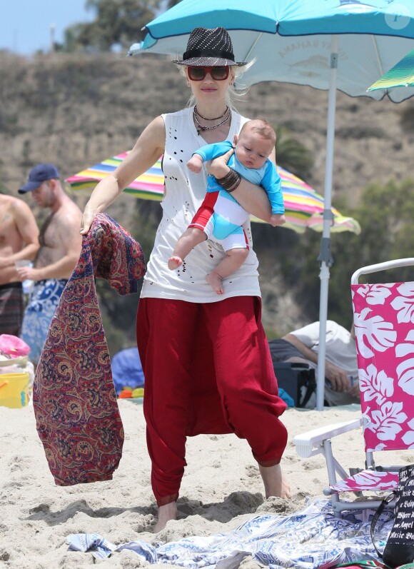 Gwen Stefani et son fils Apollo passent leur après-midi en famille, sur une plage de Santa Monica. Le 21 juin 2014.