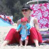 Gwen Stefani et son fils Apollo passent leur après-midi en famille, sur une plage de Santa Monica. Le 21 juin 2014.