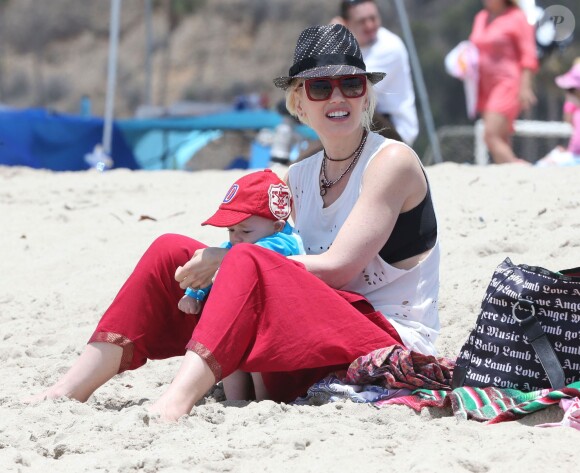 Gwen Stefani et son fils Apollo passent leur après-midi en famille, sur une plage de Santa Monica. Le 21 juin 2014.