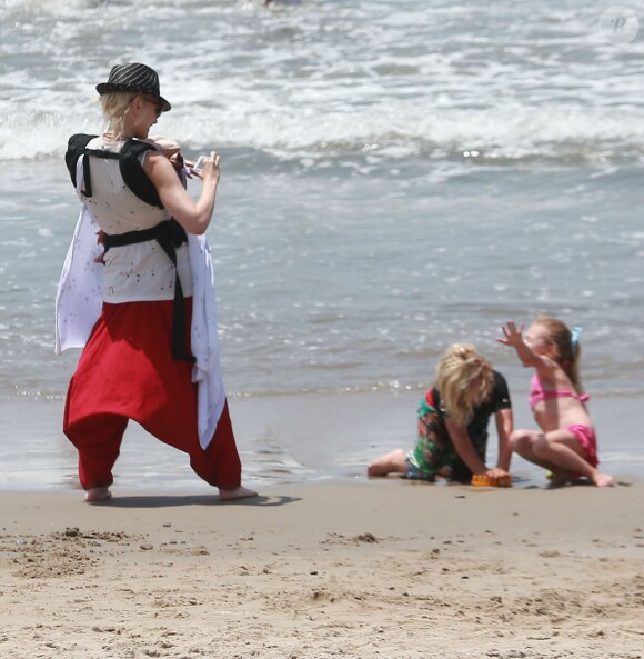 Gwen Stefani prend en photo son fils Zuma et la fille d'un couple d'amis s'amusant sur le sable d'une plage plage de Santa Monica. Le 21 juin 2014.