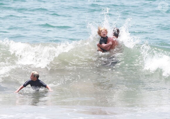 Gavin Rossdale et ses fils Kingston et Zuma se baignent lors d'un après-midi sur une plage de Santa Monica. Le 21 juin 2014.