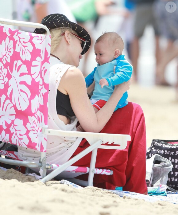 Gwen Stefani et son fils Apollo passent leur après-midi en famille, sur une plage de Santa Monica. Le 21 juin 2014.