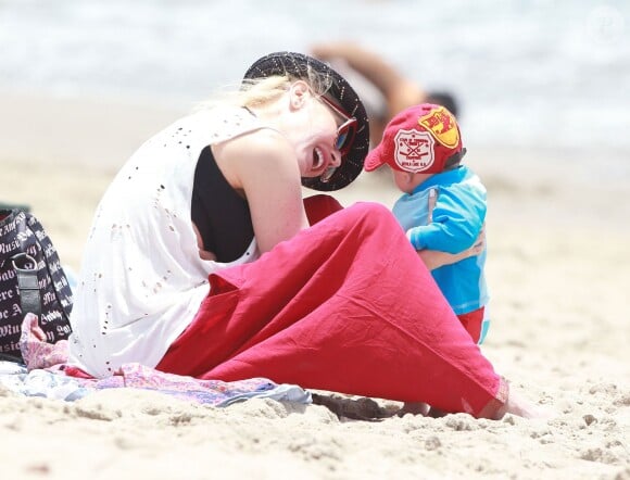 Gwen Stefani et son fils Apollo passent leur après-midi en famille, sur une plage de Santa Monica. Le 21 juin 2014.