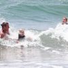 Gavin Rossdale et ses fils Kingston et Zuma se baignent lors d'un après-midi sur une plage de Santa Monica. Le 21 juin 2014.