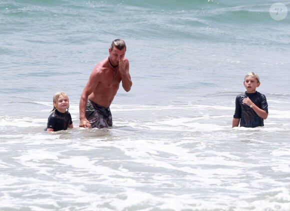 Gavin Rossdale et ses fils Kingston et Zuma se baignent lors d'un après-midi sur une plage de Santa Monica. Le 21 juin 2014.