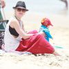 Gwen Stefani et son fils Apollo passent leur après-midi en famille, sur une plage de Santa Monica. Le 21 juin 2014.