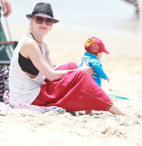 Gwen Stefani et son fils Apollo passent leur après-midi en famille, sur une plage de Santa Monica. Le 21 juin 2014.