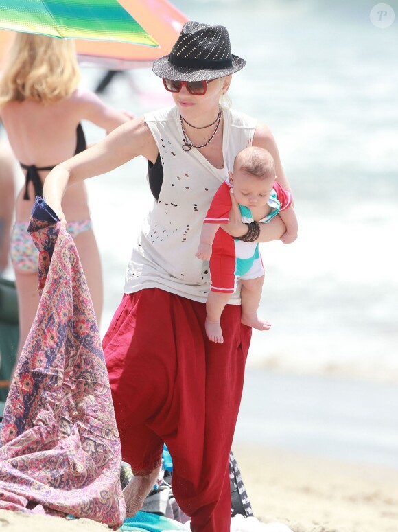 Gwen Stefani et son fils Apollo passent leur après-midi en famille, sur une plage de Santa Monica. Le 21 juin 2014.
