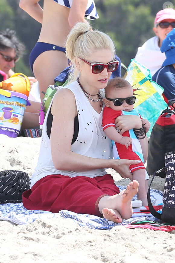 Gwen Stefani et son fils Apollo, sur une plage de Santa Monica. Le 21 juin 2014.
