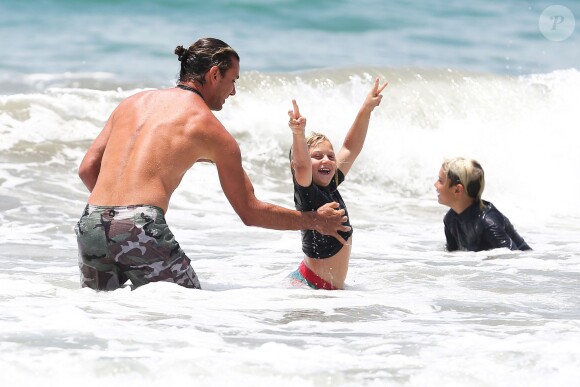 Gavin Rossdale et ses fils Kingston et Zuma se baignent lors d'un après-midi plage à Santa Monica. Le 21 juin 2014.